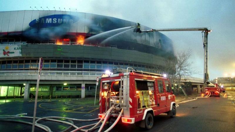 Ötven tűzoltó sem tudta megakadályozni, hogy a Budapest Sportcsarnok teljesen a lángok martaléka legyen, 25 évvel ezelőtt. A tragikus eseményről készült videóban felelevenítjük a napot, amikor a sportcsarnok porig égett.