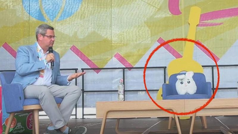 A MCC Feszt színpadán Kulja András helyét egy aranyos plüssnyuszi vette át, aki Takács Péterrel osztotta meg a reflektorfényt.