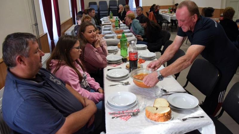 Közösségformálás kolbásszal és pálinkával – Jubileumi disznótor a zalai faluban (galéria)