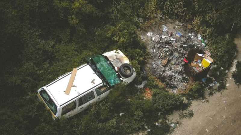 Ajkán egy 25 éves férfi bérleti jogával visszaélve illegális hulladéklerakót alakított ki egy bérelt ingatlanban.