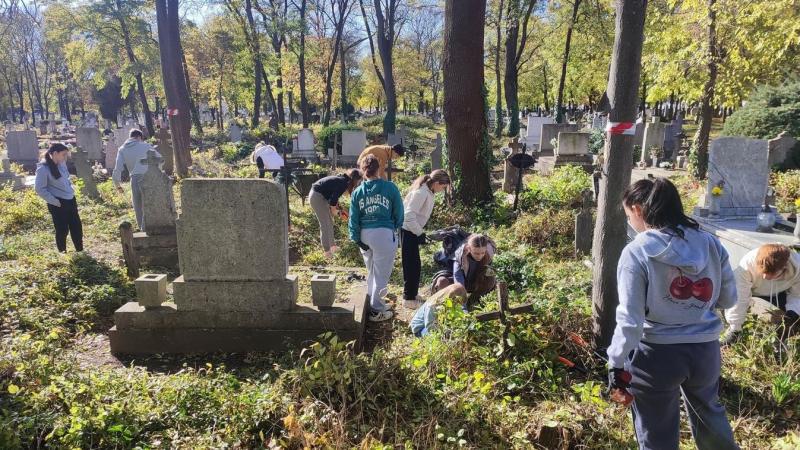Közösségi összefogás: A jászsági önkéntesek több konténernyi hulladéktól tisztították meg a temetőt.