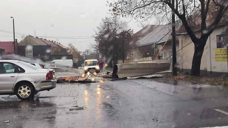 SZOLJON - Szolnok egyik útszakaszán komoly problémát okozott, hogy leszakadt egy műhely teteje, amely romokkal borította be a környéket.