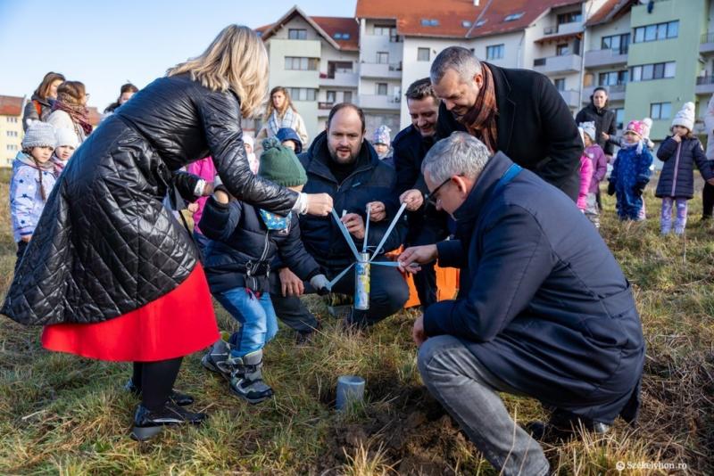 Bölcsőde alapkövét helyezték el Székelyudvarhelyen | Vajdaság MA

Székelyudvarhelyen egy új bölcsőde alapkövét ünnepélyesen elhelyezték, ezzel is jelezve a város elkötelezettségét a gyermekek és családok támogatása iránt. Az eseményen részt vettek helyi v