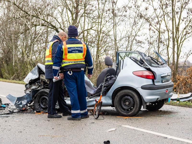 Súlyos közlekedési baleset történt Kalocsa és Miske között, amely sokkolta a helyi közösséget. Az eset részletei még nem teljesen tisztázottak, de a hatóságok gyorsan a helyszínre siettek, hogy segítsenek a sérülteknek és felderítsék a baleset körülményei