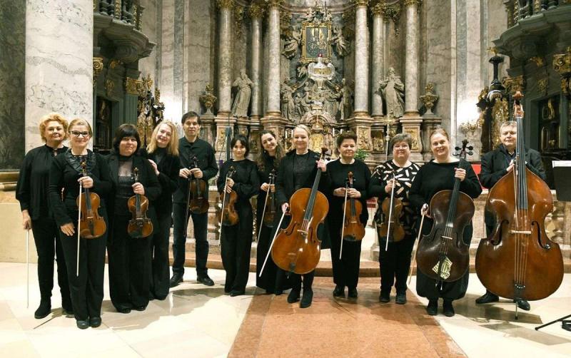 A Concerto Budapest zenekar szívhez szóló ajándékkal kedveskedett a rászorulóknak, egy felejthetetlen zenei élményt nyújtva számukra. A zenészek elkötelezettsége és együttérzése révén a zene varázsa lehetőséget teremtett arra, hogy a nehéz helyzetben lévő