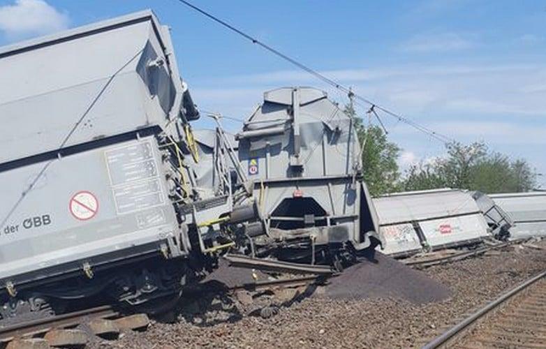 Szeged közelében baleset történt, amikor egy vonat kisiklott. Jelenleg 100 szakértő dolgozik azon, hogy helyreállítsák a károkat és biztosítsák a terület biztonságát.