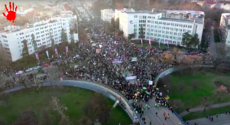 Az újvidéki hidakat lezárták a Belgrádból érkező egyetemisták miatt.