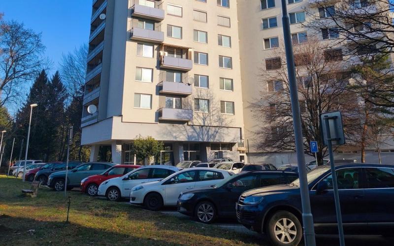 Egy idős hölgy, szívfájdalommal a lelkében, 17 ezer eurót ajándékozott a csalóknak, akik a lakása erkélyéről csalták el tőle a pénzt.