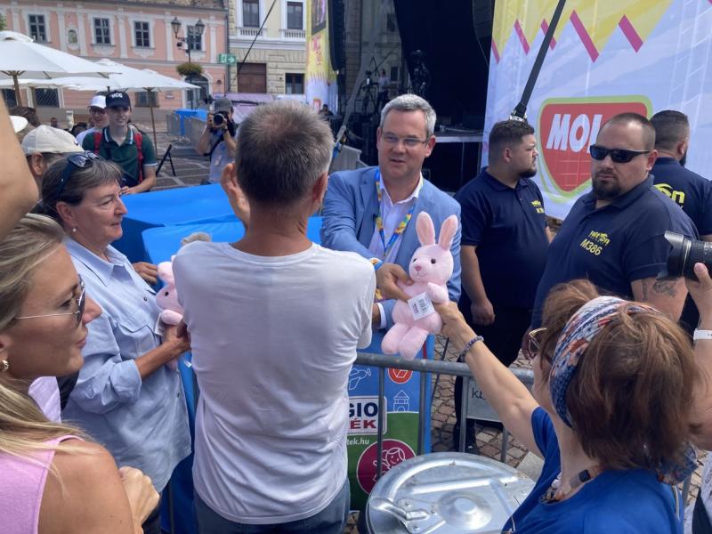 Takács Péter államtitkár egy plüssnyúllal lépett a pódiumra a MCC Feszten, így Kulja András helyett egy különleges, szívmelengető társsal osztotta meg a színpadot.