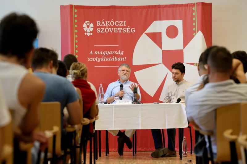 Kövér László véleménye szerint elengedhetetlen, hogy alkalmazkodjunk az új kommunikációs formákhoz, és ebben a fiatalabb generáció támogatása kulcsszerepet játszik.