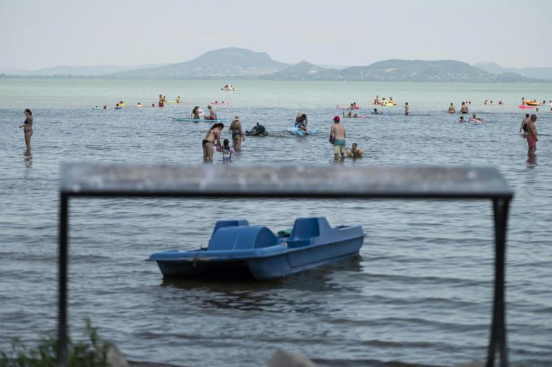 A Balaton vízszintje drámaian csökkent: 300 millió köbméter víz tűnt el a tóból.