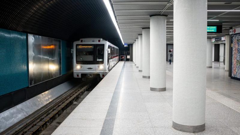 A hármas metró reggeli járata leállt, ami sok utast érintett. A hír a 24.hu oldalán is megjelent.