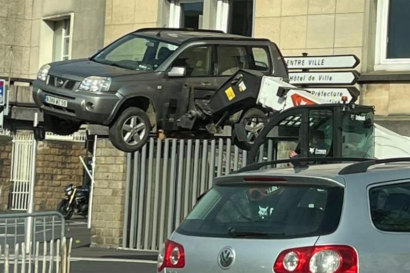 A terepjárót a targonca platójára helyezte, majd elindult a város szívébe.