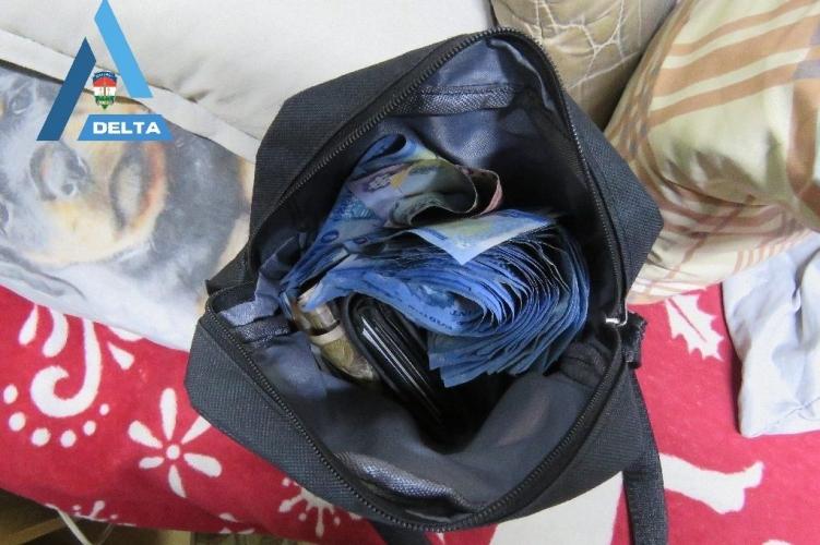 Reggeli hajnali fények, az ébresztőóra hangja halk zúgással törte meg az álom csendjét. Az ágy meleg takarója körülölel, de a nap már várja, hogy elkezdődjön a nap. A korai ébresztő nemcsak az éjszaka végének jele, hanem egy új kezdet ígérete is. A madara