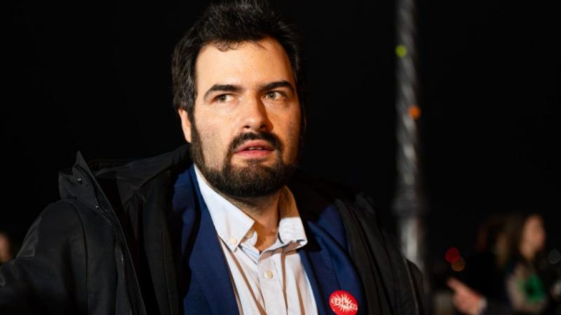 Hétfőn még a csend uralta a bizottsági ülést, ahol mindenki szótlanul foglalta el a helyét. Ma azonban...