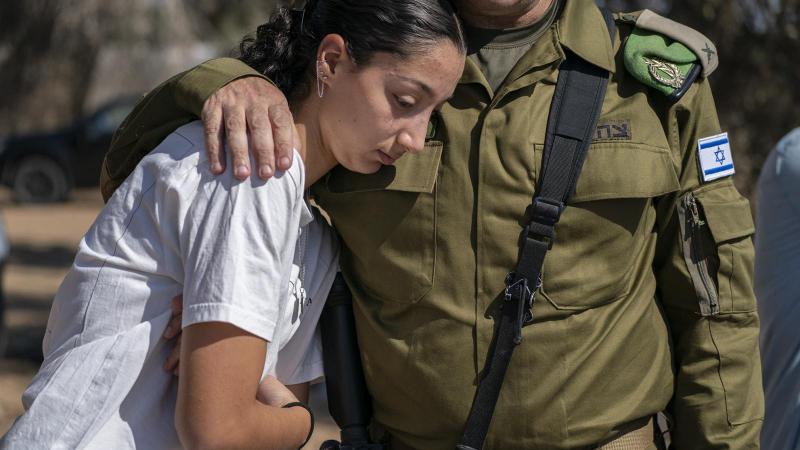 Izraelben egy fegyveres konfliktus nélküli háború zajlik, amely során régi belpolitikai ellentétek törnek felszínre. A társadalmi feszültségek, amelyek évek óta lappanganak, most újra aktuálissá váltak, és komoly hatással vannak az ország politikai tájára