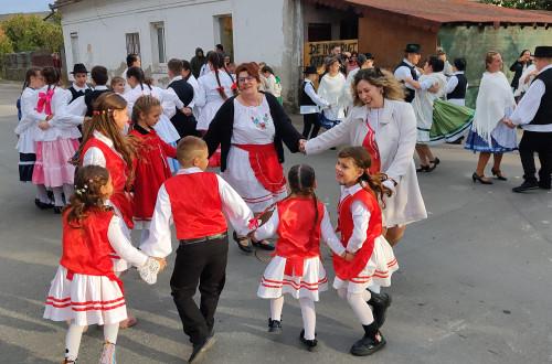 Hajnalig tartó fergeteges táncban merültek el a gyoroki bálozók.