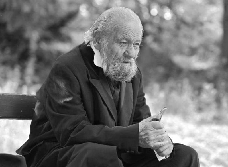 Dráfi Mátyás, a neves művész, hosszú és megpróbáltatásokkal teli betegség után távozott az élők sorából - tájékoztat a Librarius.hu.