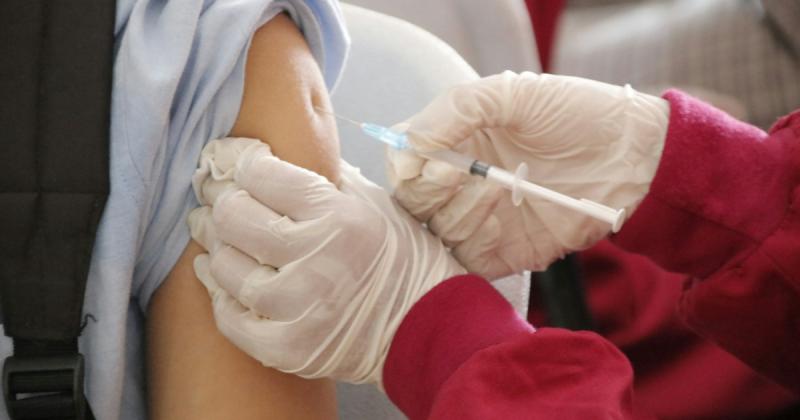 Az influenza elleni vakcina 7 fontos mellékhatása, amire érdemes figyelni

1. **Helyi reakciók**: Az oltás helyén enyhe fájdalom, bőrpír vagy duzzanat léphet fel, ami általában néhány napon belül elmúlik.

2. **Láz és fáradtság**: Néhányan lázra és álmoss
