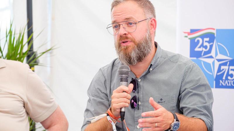 Orbán Balázs véleménye szerint téves információ terjed, miszerint Orbán Viktor próbálná meggyőzni Donald Trumpot az oroszokat érintő szankciók eltörléséről.