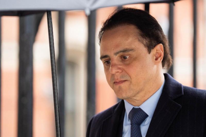 A bíróságon a tömeg sorsát a földbe döngölték.