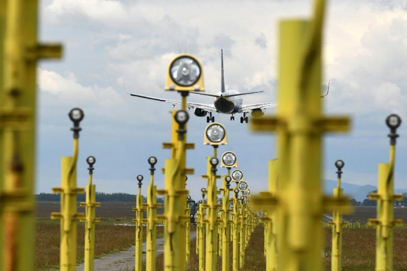 Ferihegyen egyre fokozódik a tumultus, ahol kínaiak sorakoznak, hogy lecsapjanak az áruforgalomra.