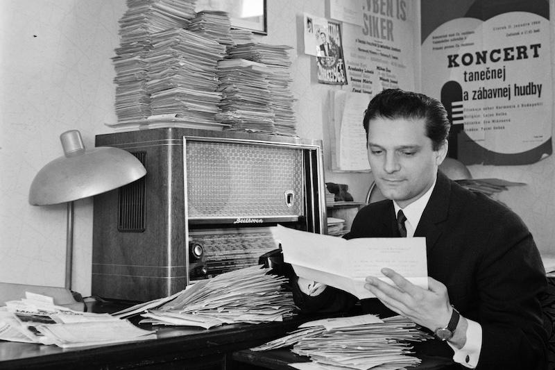 A magyar rádiózás történetének egyik kiemelkedő alakjára emlékezünk: Komjáthy Györgyre (1933-2025). Az ő hangja nemcsak a levegőben, hanem a szívekben is ott élt, és sokak számára jelentette a mindennapok állandó társát. Komjáthy György nem csupán műsorve