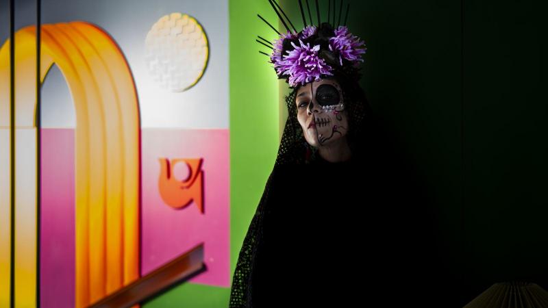 Az elhunytak emlékére nem mindenütt a szomorúság borul, hiszen vannak helyek, ahol a halál új lehetőségek kapuját nyitja meg, egyfajta új élet kezdetét jelzi.