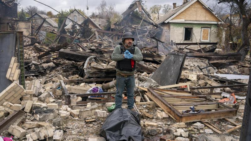 A hétvégi orosz légi támadások következtében Ukrajna nyolc megyéjében legalább 15 ember életét vesztette.